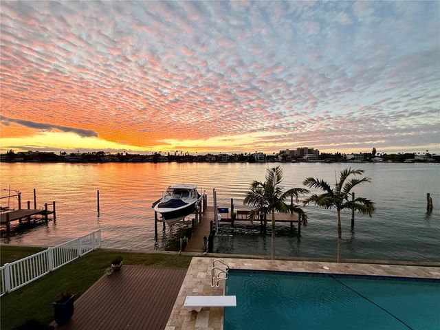 812 ISLAND WAY, Clearwater Beach, FL 33767