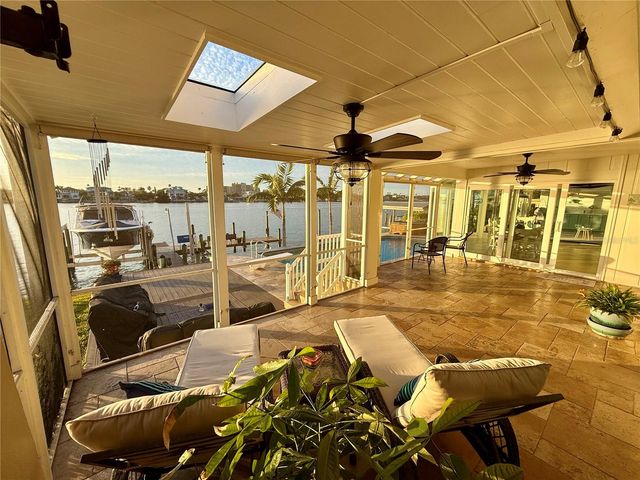 812 ISLAND WAY, Clearwater Beach, FL 33767