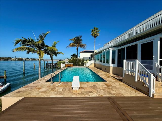 812 ISLAND WAY, Clearwater Beach, FL 33767