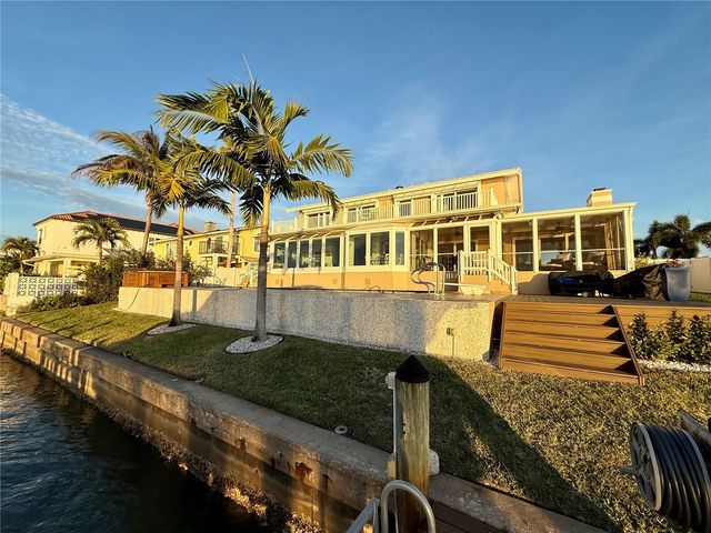 812 ISLAND WAY, Clearwater Beach, FL 33767