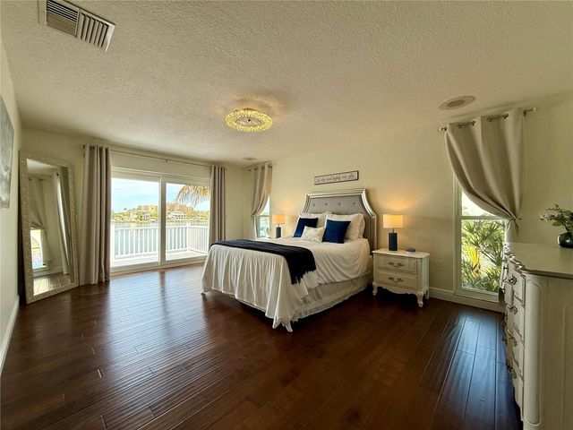 812 ISLAND WAY, Clearwater Beach, FL 33767