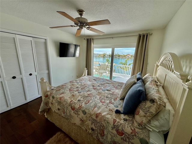 812 ISLAND WAY, Clearwater Beach, FL 33767