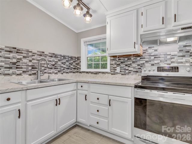 133 Kristey Lane, Hendersonville, NC 28792