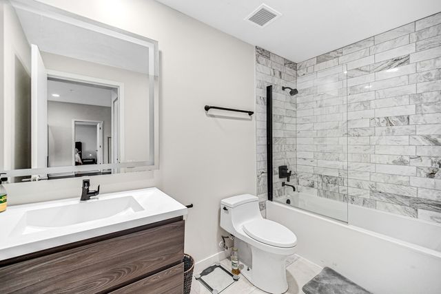 240 E Illinois Street 1004, Chicago, IL 60611