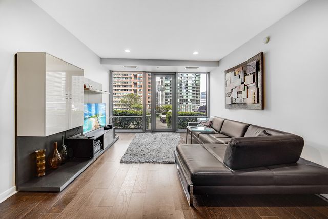 240 E Illinois Street 1004, Chicago, IL 60611