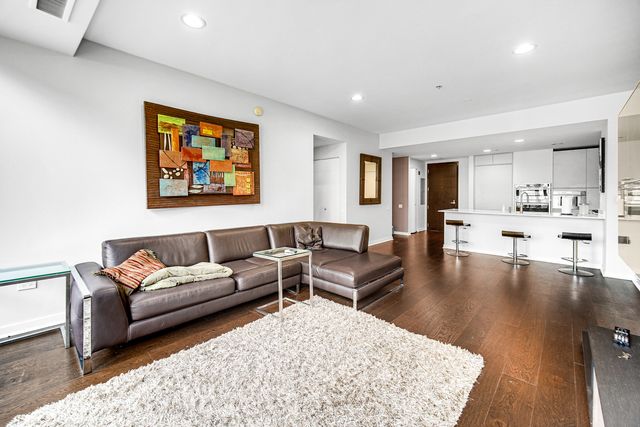 240 E Illinois Street 1004, Chicago, IL 60611