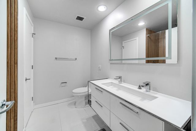 240 E Illinois Street 1004, Chicago, IL 60611