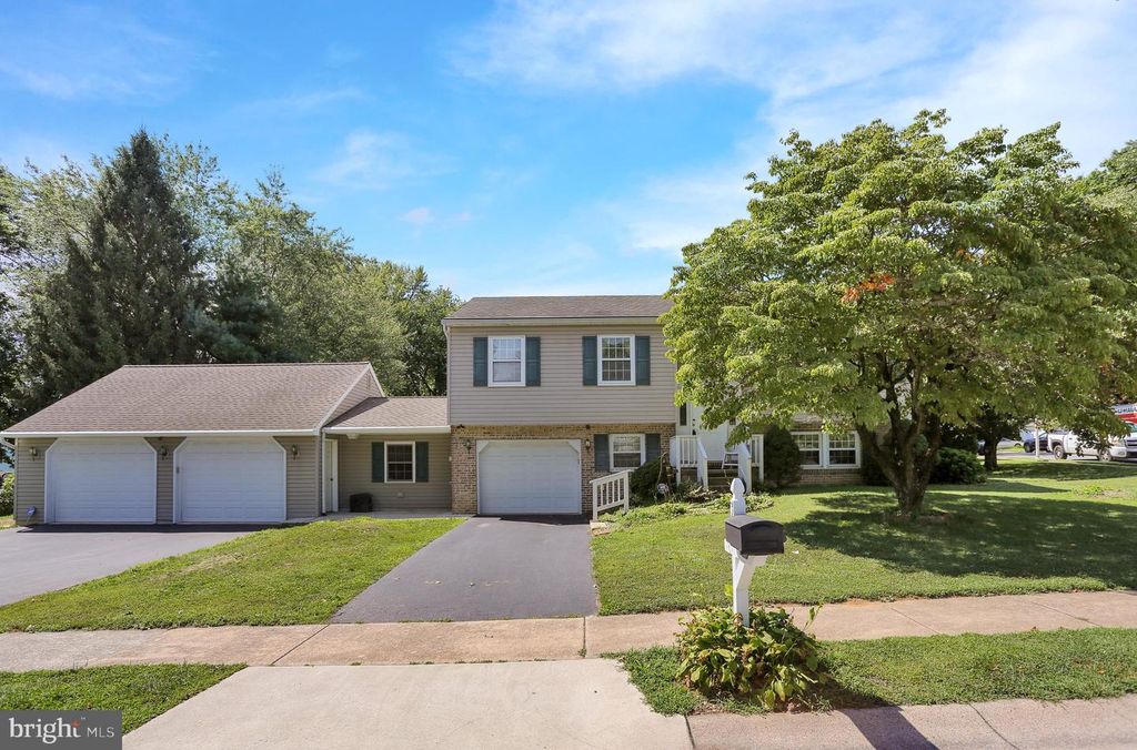 320 N WALNUT ST, Wernersville, PA 19565