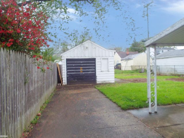 18744 Roscommon Street, Harper Woods, MI 48225