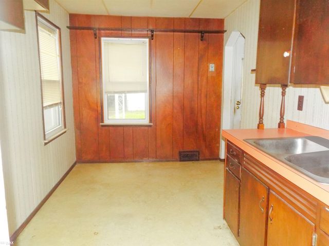 18744 Roscommon Street, Harper Woods, MI 48225