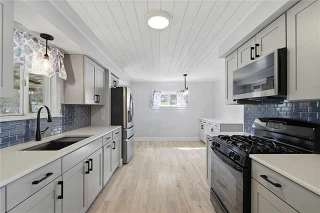 409 Victoria St, West Mifflin, PA 15122