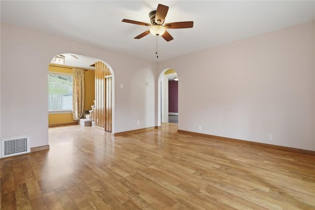 409 Victoria St, West Mifflin, PA 15122