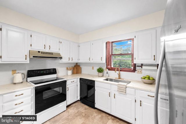 903 MANOR DR, Harrisburg, PA 17113
