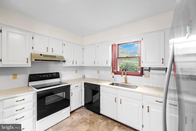 903 MANOR DR, Harrisburg, PA 17113