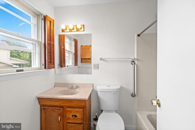 903 MANOR DR, Harrisburg, PA 17113
