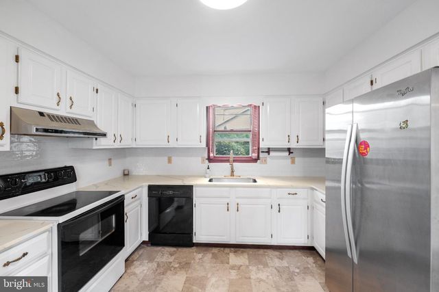 903 MANOR DR, Harrisburg, PA 17113