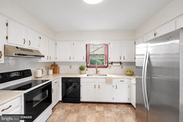 903 MANOR DR, Harrisburg, PA 17113