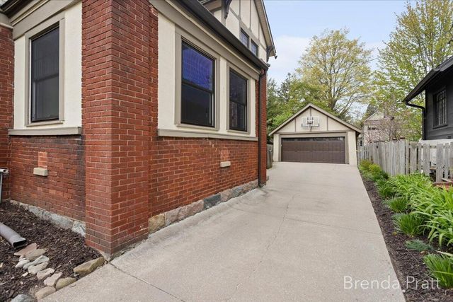 533 Gladstone Drive, Grand Rapids, MI 49506