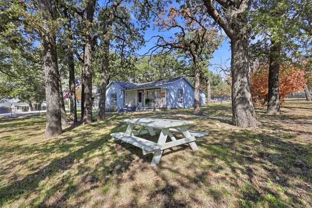 425 Dunaway Lane, Azle, TX 76020