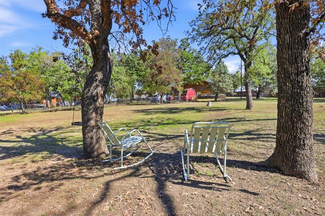425 Dunaway Lane, Azle, TX 76020