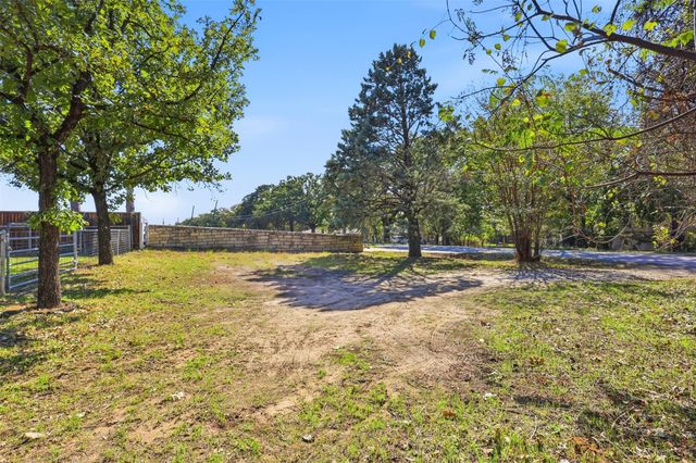 425 Dunaway Lane, Azle, TX 76020