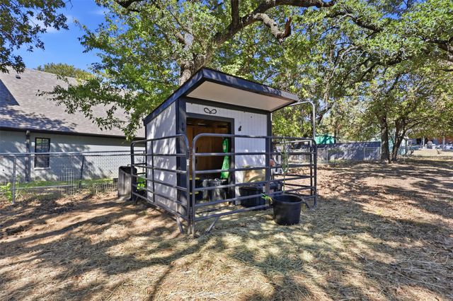 425 Dunaway Lane, Azle, TX 76020