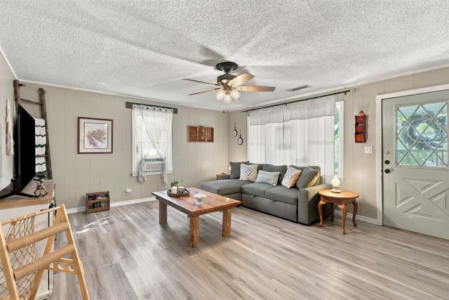 425 Dunaway Lane, Azle, TX 76020