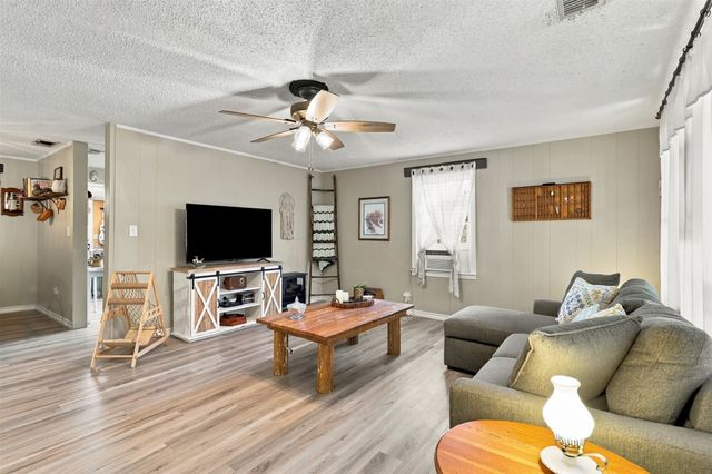 425 Dunaway Lane, Azle, TX 76020