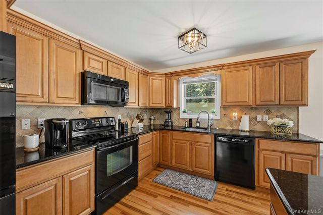 18 Hickory Place, Middletown, NY 10941