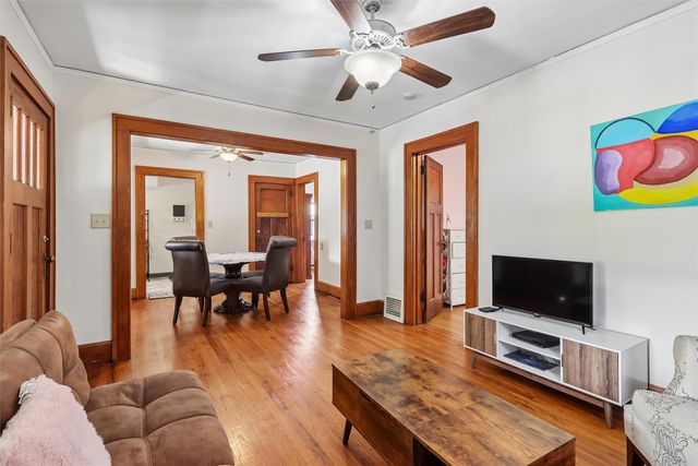 3825 2nd Avenue, Des Moines, IA 50313