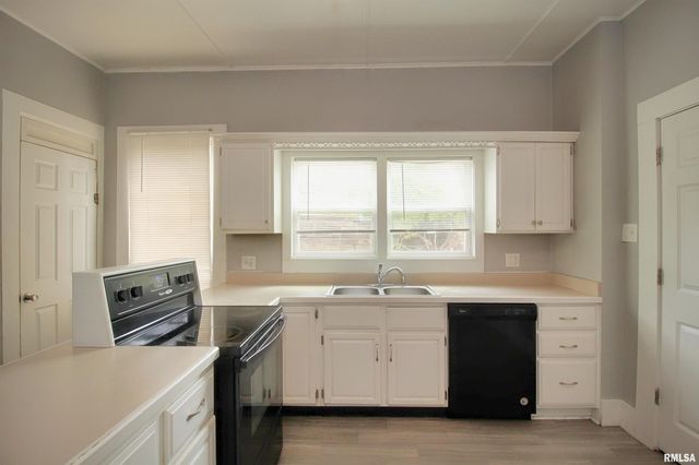 817 MARQUETTE Street, Davenport, IA 52802