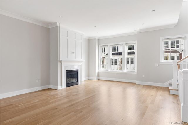 902 Mill Creek N, Roslyn, NY 11576