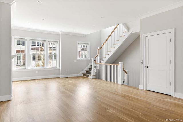 902 Mill Creek N, Roslyn, NY 11576