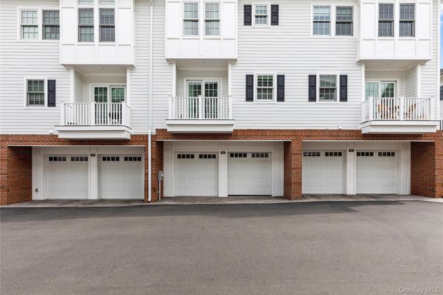 902 Mill Creek N, Roslyn, NY 11576