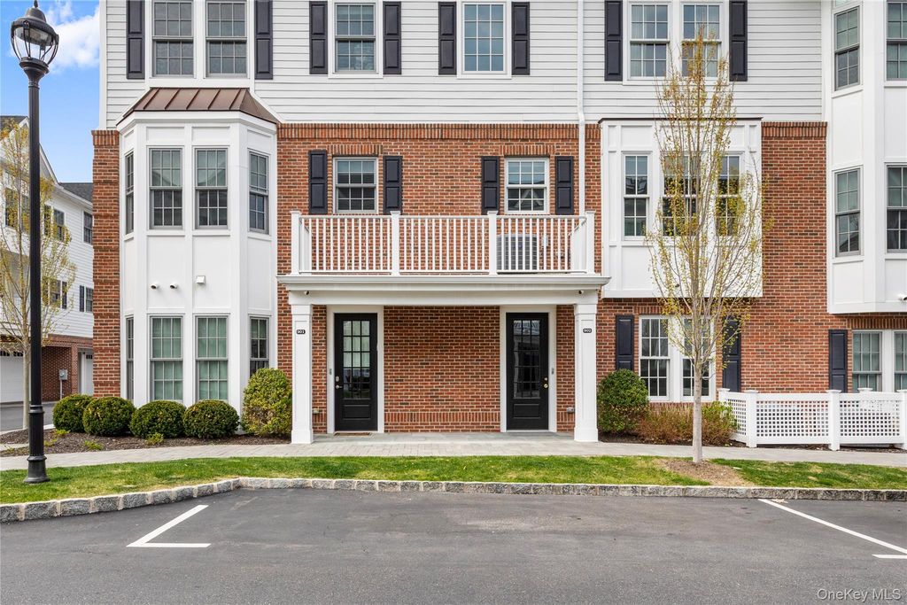 902 Mill Creek N, Roslyn, NY 11576