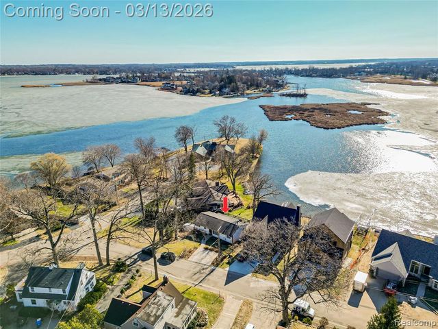 2918 Woodbine Drive, Waterford, MI 48328