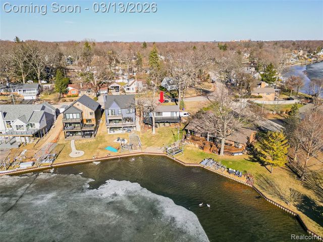 2918 Woodbine Drive, Waterford, MI 48328