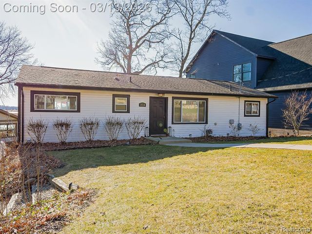 2918 Woodbine Drive, Waterford, MI 48328