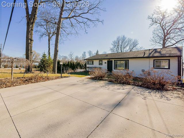 2918 Woodbine Drive, Waterford, MI 48328