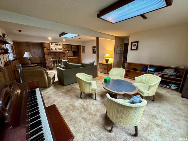 2049 W LOSEY Street, Galesburg, IL 61401