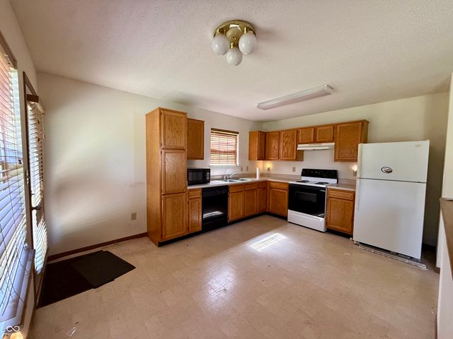 18061 Sanibel Circle, Westfield, IN 46062