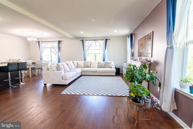 29 N TOMPKINS SQ, Downingtown, PA 19335