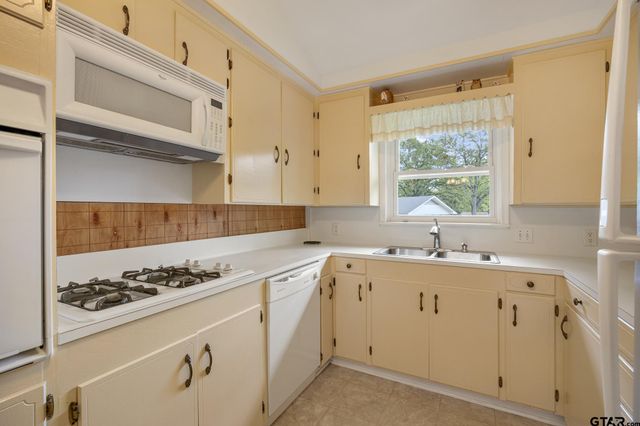 2005 Sterling Dr, Tyler, TX 75701