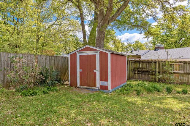 2005 Sterling Dr, Tyler, TX 75701