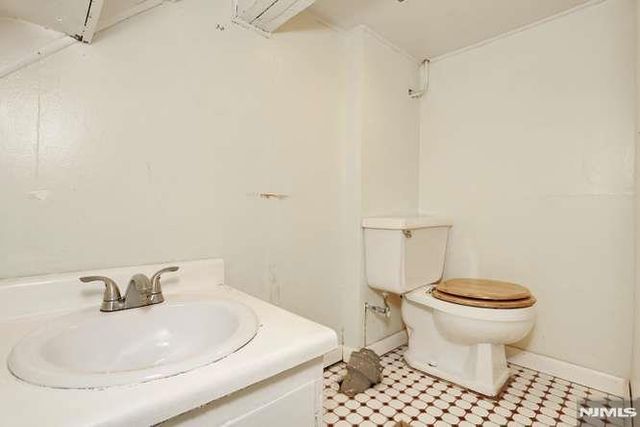 49 S Franklin Avenue, Bergenfield, NJ 07621