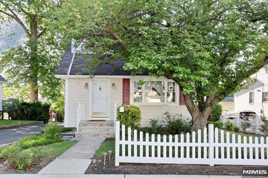 49 S Franklin Avenue, Bergenfield, NJ 07621