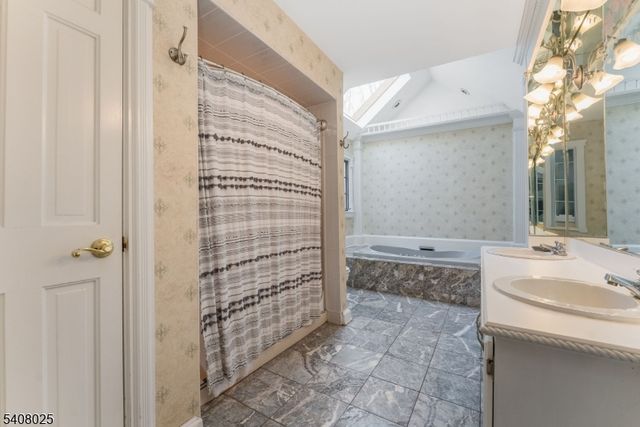 6 Bluebird Ct, Raritan Twp., NJ 08822