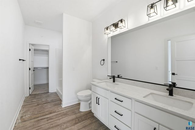 5933 S Whisper Creek Pl Place, Sioux Falls, SD 57108