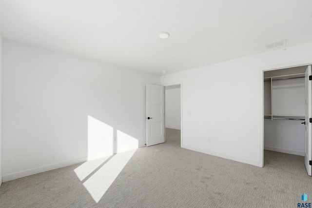 5933 S Whisper Creek Pl Place, Sioux Falls, SD 57108