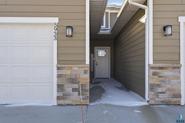 5933 S Whisper Creek Pl Place, Sioux Falls, SD 57108